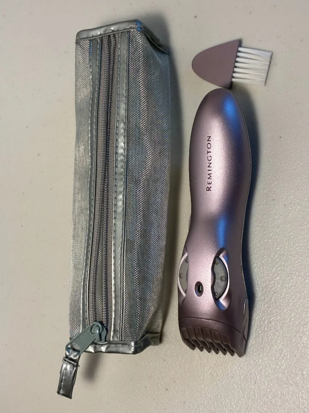 Remington BKT-1000 Trim & Shape Bikini Trimmer Brush Zip Pouch Batteries-Works